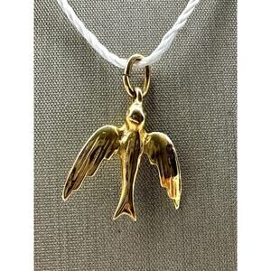 14K Yellow Gold Sparrow Flying Bird Pendant Charm (19307)